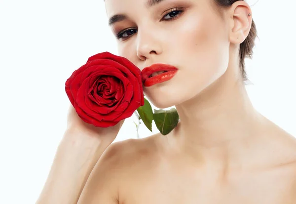 아름다운 여인의 어깨에 붉은 꽃이 피고 깨끗 한 피부 포즈 — 스톡 사진