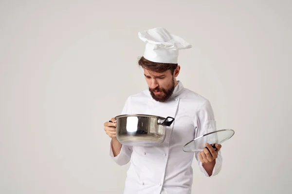 Homem em roupas de chefs com uma panela em suas mãos cozinhar comida restaurante cozinhar — Fotografia de Stock