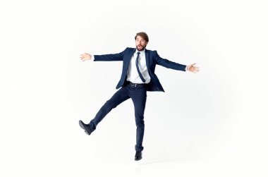 Ceketli ve kravatlı bir adam duygularını başarıyla bağlar.