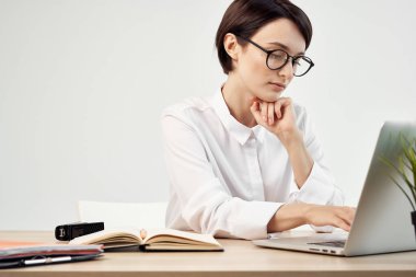 Ofisteki kadın yönetici Profesyonel İş Stüdyosu Yaşam Tarzı belgesi