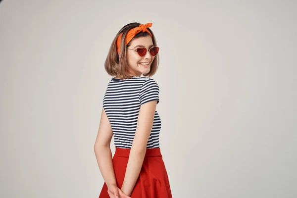 Vacker kvinna bär solglasögon modern stil och sommar mode poserar — Stockfoto