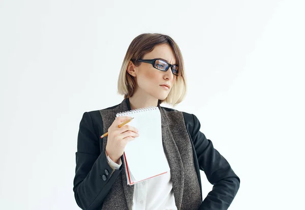 Donna con occhiali lavoro manager ufficio blocco note in mano — Foto Stock