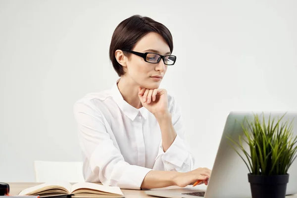 Manager féminin dans le bureau avec des lunettes fond de lumière confiance en soi — Photo