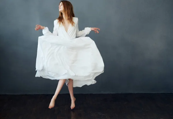 Mulher Vestido Branco Dançando Fundo Escuro Foto Alta Qualidade — Fotografia de Stock