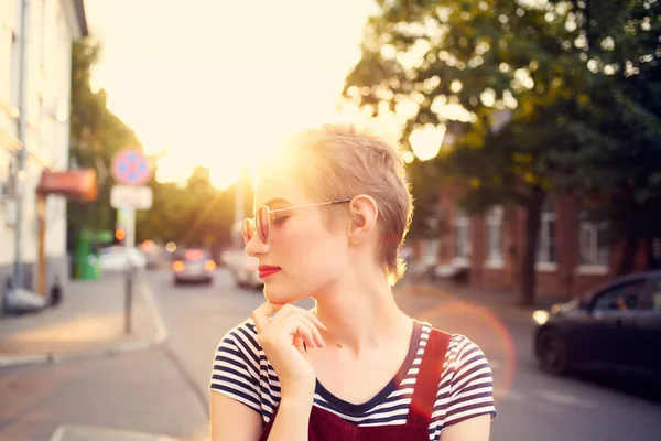 Mujer con pelo corto usando gafas de sol al aire libre romance — Foto de Stock