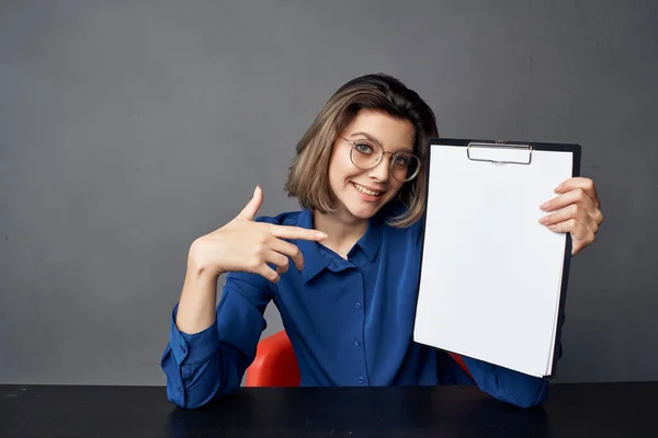 Frau mit Brille sitzt am Tisch und dokumentiert abgeschnittene Ansicht Kopierraum — Stockfoto