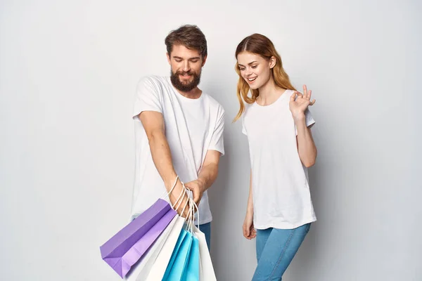 Genç çift indirimli alışveriş eğlencesi — Stok fotoğraf