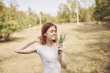Yolculuktaki neşeli kadın. Yüksek kalite fotoğraf