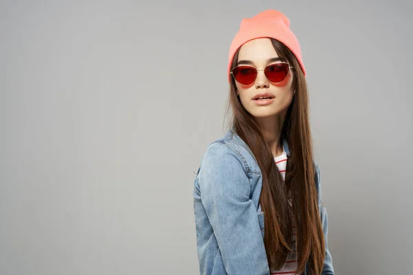 Mujer en camisa de mezclilla gafas de sol moda en estilo moderno tendencia —  Fotos de Stock