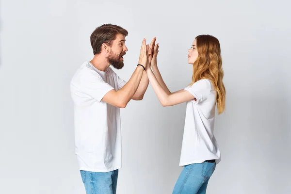 Hombre y mujer en camisetas blancas socializando posando diseño de moda — Foto de Stock