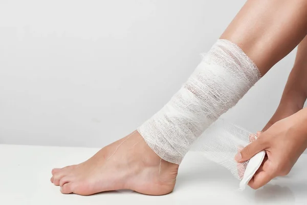 Lesão na perna enfaixada tratamento de saúde estilo de vida — Fotografia de Stock