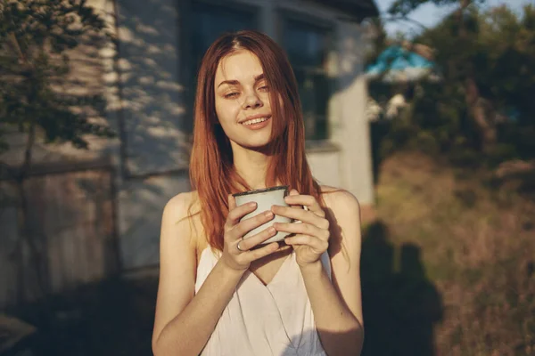 Kvinna i vit klänning utomhus sommarstuga på landet — Stockfoto