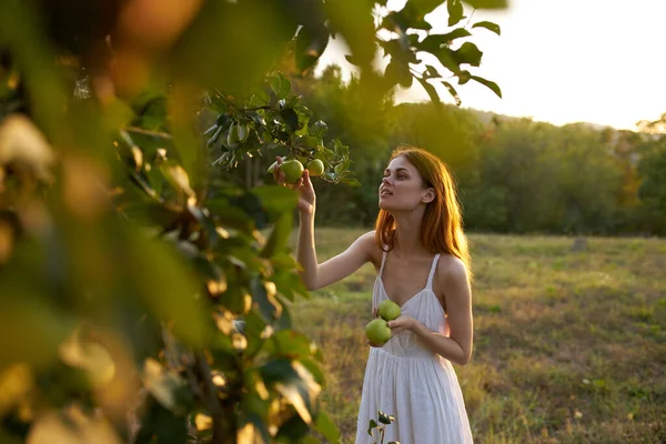 Radosna Kobieta Białej Sukience Pozująca Naturę — Zdjęcie stockowe