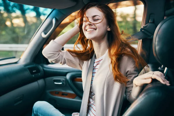 Mujer Coche Carretera Foto Alta Calidad — Foto de Stock