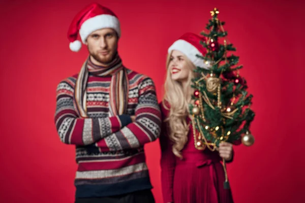 Милая супружеская пара в новогодней одежде рождественская студия — стоковое фото