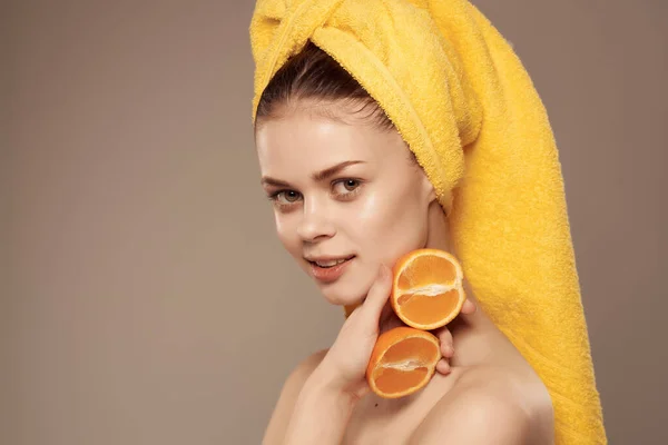 Donna Con Asciugamano Sulla Testa Sfondo Isolato Foto Alta Qualità — Foto Stock