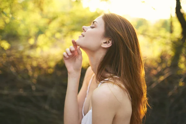 Mujer Bonita Posando Naturaleza Verano — Foto de Stock