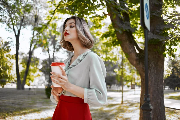 Frau im Park eine Tasse trinken Spaziergang Ruhe Bäume — Stockfoto