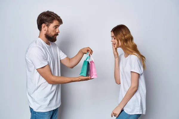 Mladý pár s barevnými tašky dovolená dárky přátelství — Stock fotografie