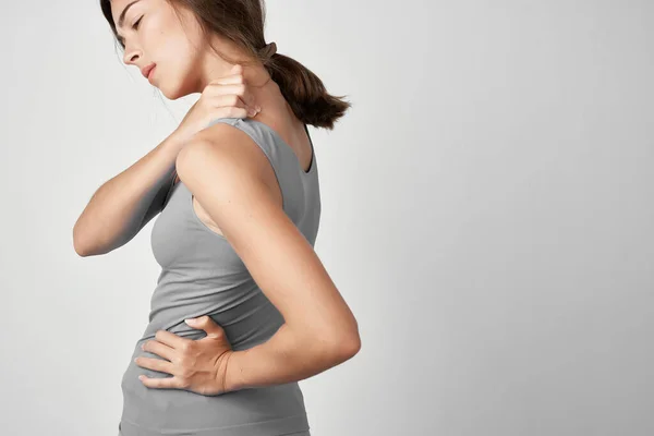 Gri tişörtlü kadın sağlık sorunları eklem ağrısı — Stok fotoğraf