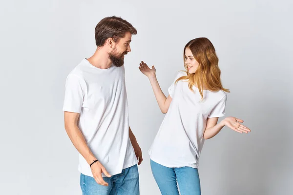 Χαρούμενο νεαρό ζευγάρι σε λευκό t-shirts σχεδιασμό μόδας διασκέδαση Copy Space — Φωτογραφία Αρχείου