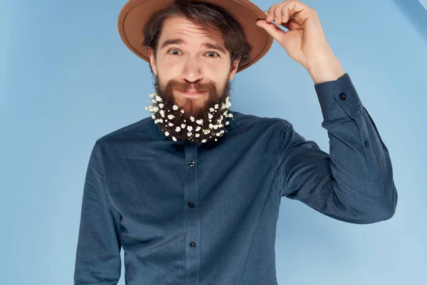 Милый бородатый мужчина с цветами в волосах стиль жизни уход за волосами — стоковое фото