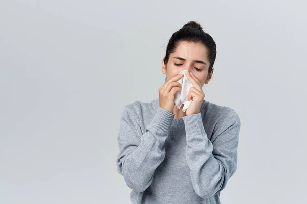 Frau wischt sich Nase mit Taschentuch laufende Nase Gesundheit Probleme kalt — Stockfoto