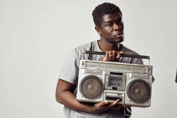 Uomo di aspetto africano registratore a nastro in mani nostalgia musica — Foto Stock