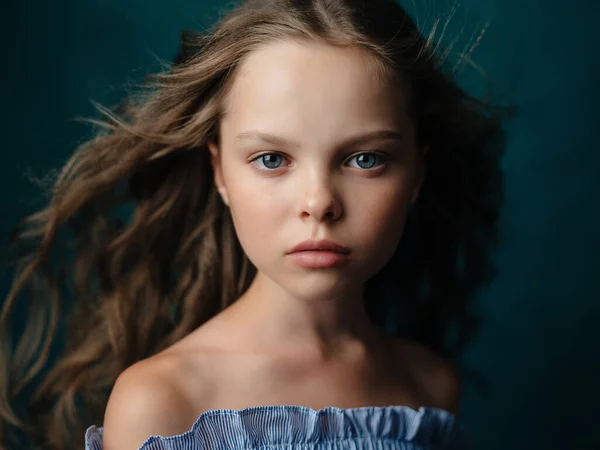 Aranyos lány frizura pózol divat stúdió elszigetelt háttér — Stock Fotó