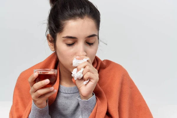 Vrouw verstopt met een deken thuis behandeling koude infectie — Stockfoto