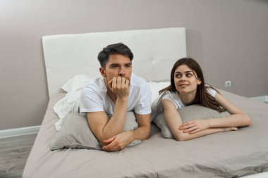 Erkek ve kadın yatak istirahatı içinde uzanıyorlar.