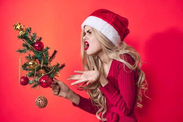 Rozzlobená Blondýna Klobouku Santa Claus Vánoční Stromeček Růžovém Pozadí Kvalitní — Stock fotografie