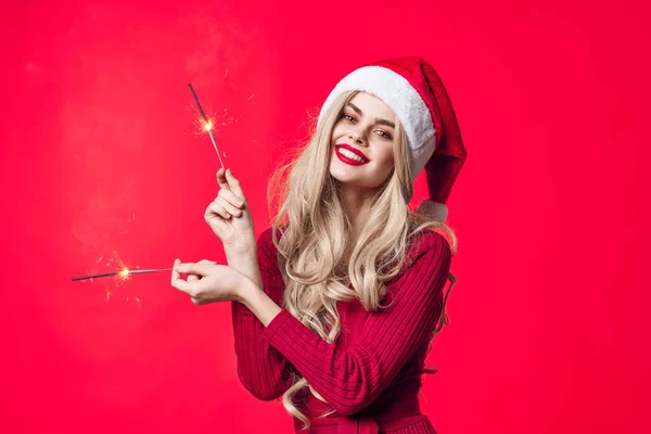 Glada Kvinna Poserar Med Tomtebloss Julen Högkvalitativt Foto — Stockfoto