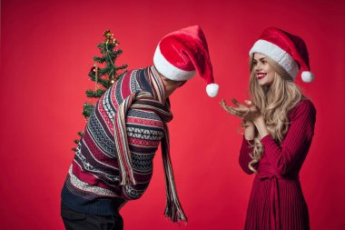 Erkek ve kadın Noel ağacı süslemesi Yeni yıl yaşam tarzı