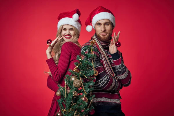 Mann und Frau Weihnachten Urlaub Neujahr Romantik roter Hintergrund — Stockfoto