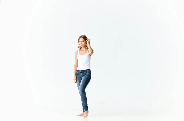 Bonita rubia en jeans descalzo posando moda aislado fondo —  Fotos de Stock