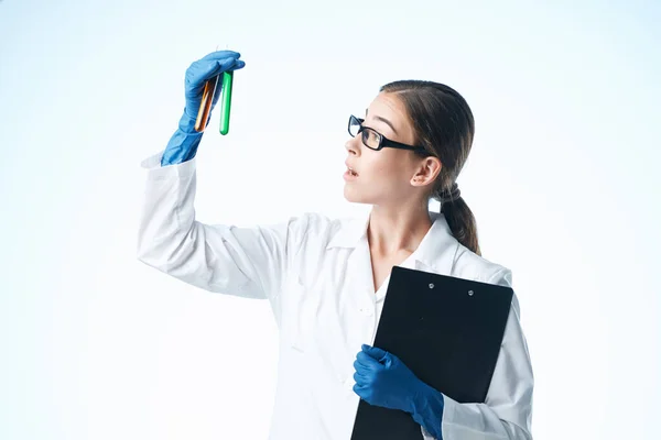 Donna in cappotto bianco laboratorio di ricerca soluzione chimica analizza — Foto Stock