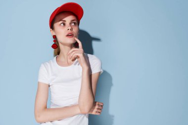 Yazlık giysiler içinde güzel bir kadın. Ev dekorasyonu moda.