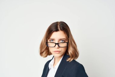 Siyah takım elbiseli iş kadını moda işinde profesyonel.