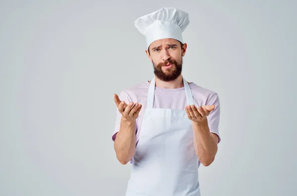 Mężczyzna w kucharz jednolite profesjonalne usługi lekkie tło — Zdjęcie stockowe