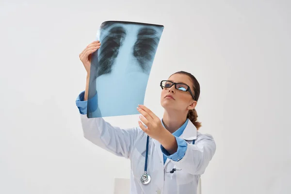 Kobieta w białym płaszczu radiolog badania rentgenowskie zdrowia — Zdjęcie stockowe