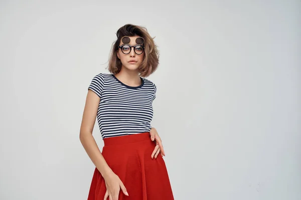 Mujer usando gafas de moda rayas camiseta luz fondo glamour — Foto de Stock