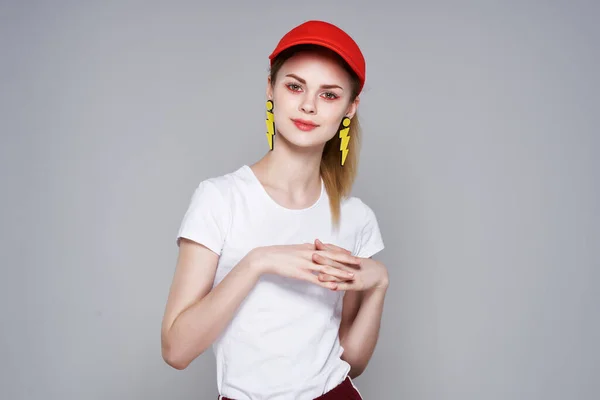 Flicka i röd mössa gul blockerande örhängen mode sommar — Stockfoto