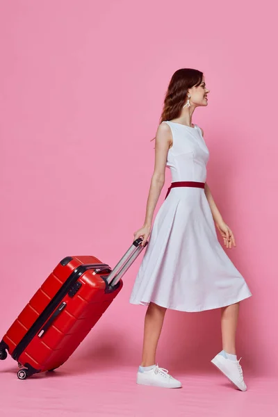 여행하는 빨간 가방 여행 꿈을 꾸는 여성 — 스톡 사진
