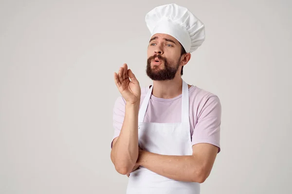 Chefe masculino alegre em gestos uniformes com as mãos restaurante gourmet — Fotografia de Stock