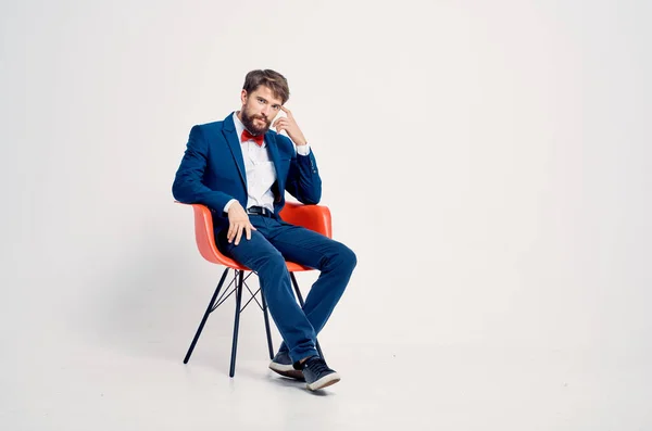 Homme d'affaires en costume assis sur une chaise studio style moderne — Photo