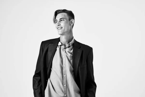 Uomo in un abito alla moda acconciatura fiducia in se stessi sfondo leggero — Foto Stock