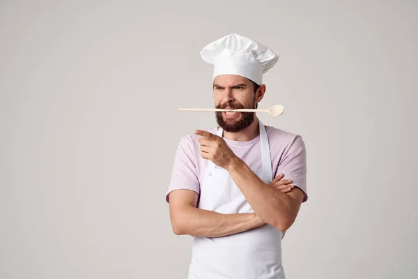 Chef masculino serviço de cozinha profissional — Fotografia de Stock