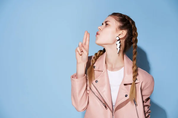 Žena v růžové bundě moderní styl dekorace modré pozadí pózování — Stock fotografie
