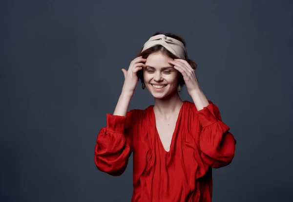 Mulher em vestido vermelho decoração headband luxo — Fotografia de Stock